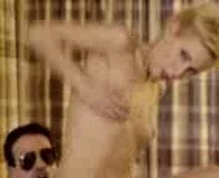 Интимные игры с презервативом в уютном доме