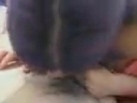 Молодая кавказская девушка занимается порно