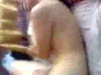 Женщина занимается сексом