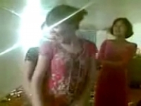 Узбекская красотка раздевается перед мобильным телефоном